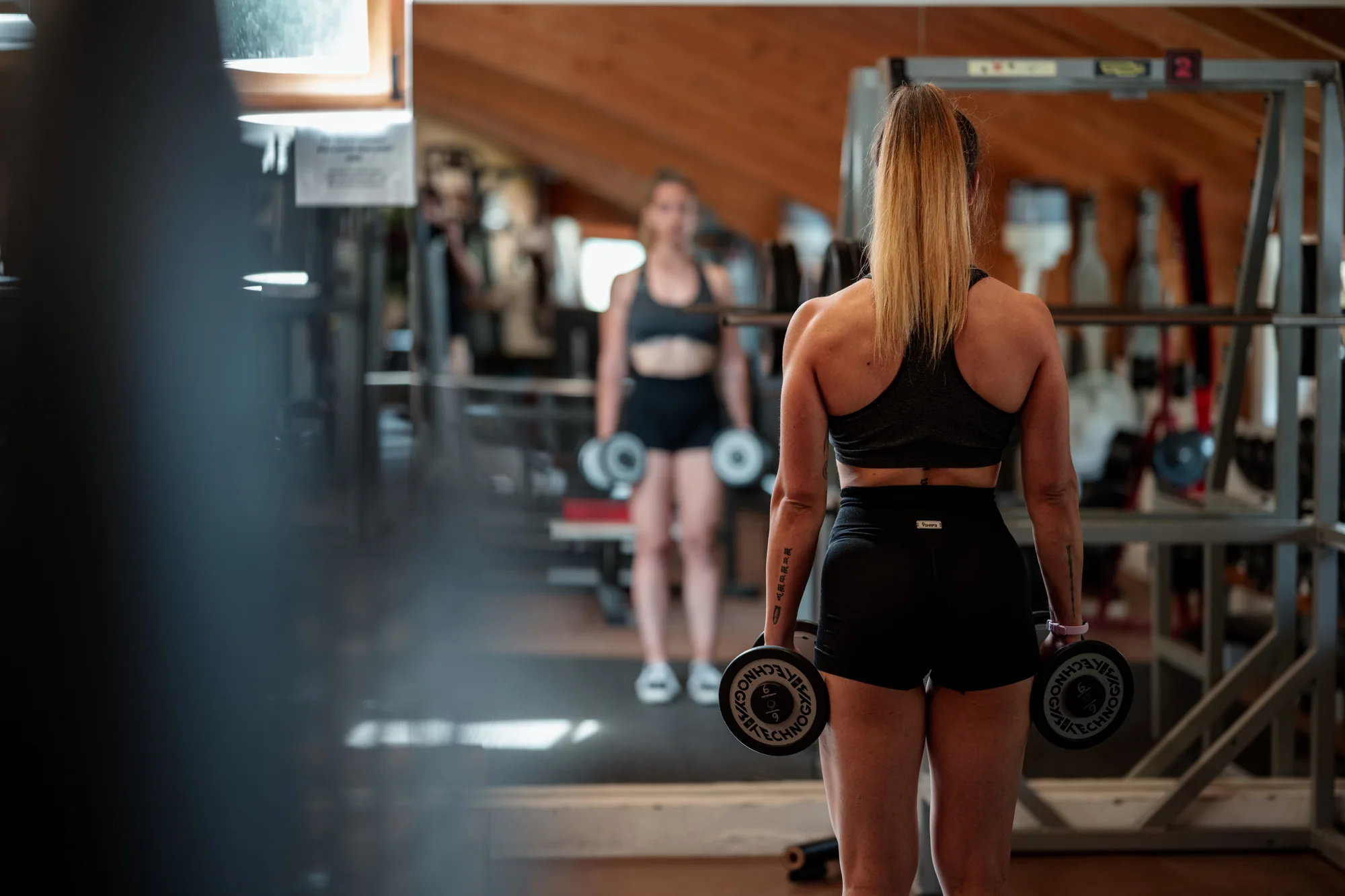 Allenamento con manubri e panca al MOVE Fitnesscenter