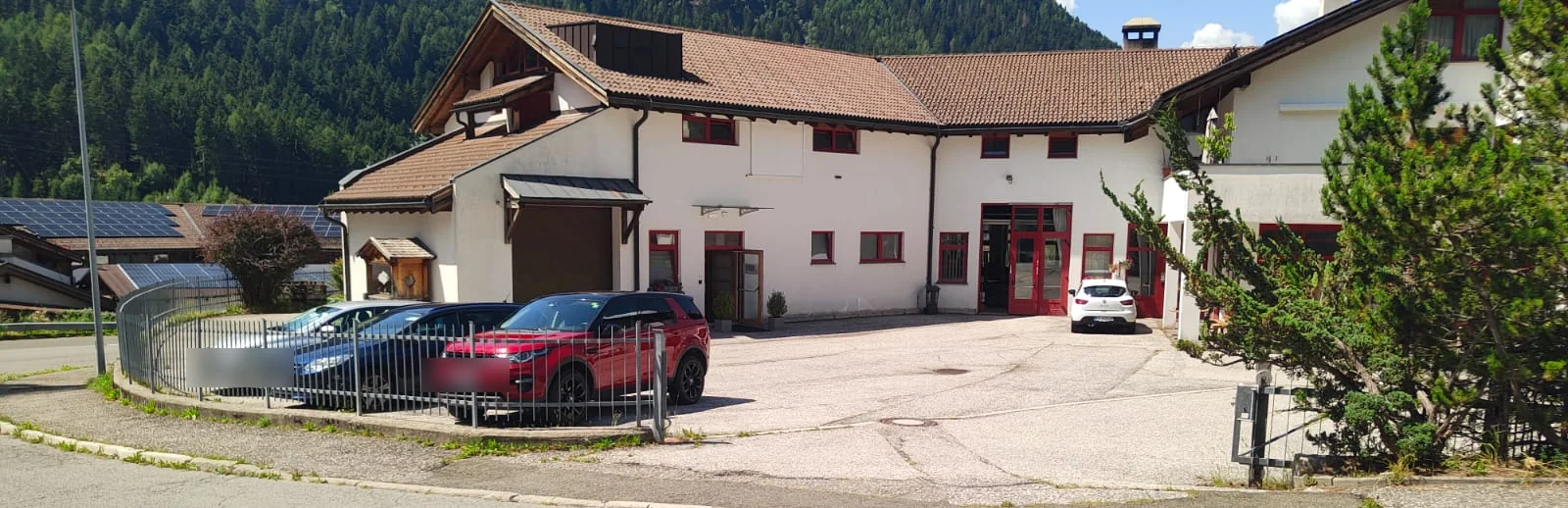 L'edificio di MOVE Fitnesscenter a Pontives con il parcheggio gratuito davanti