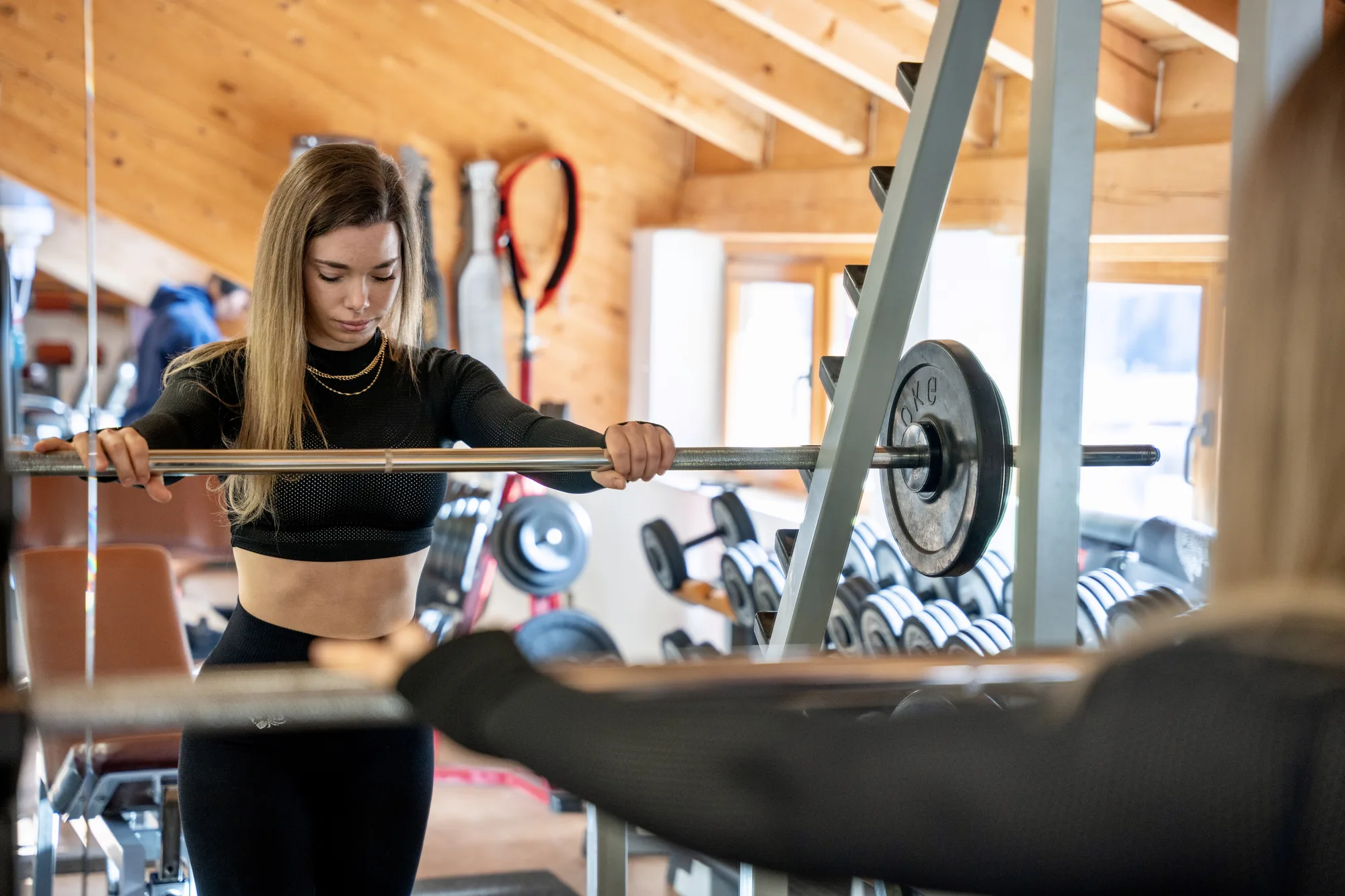 Bilanciere caricato sul rack nella sala pesi in Val Gardena